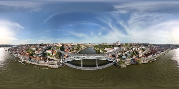 用无人机拍摄的波尔图杜罗河上路易斯一世大桥的360度航拍照片图片下载