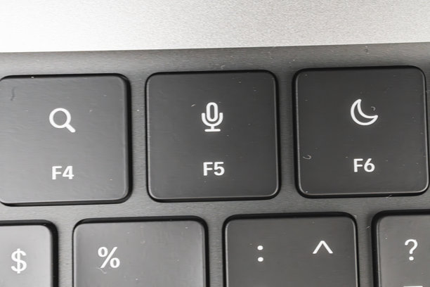 这张图片展示了笔记本电脑键盘的特写，突出了其标记的按键和功能。它包含搜索图标、音量控制、睡眠符号、功能键F1到F5、加号和百分号。图片下载