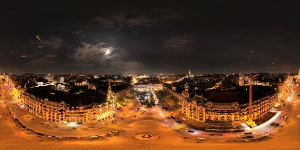 夜间从无人机拍摄的阿利亚多斯大道360度航拍照片，市政厅前方，鸟儿在无人机上空飞翔，葡萄牙波尔图。图片下载