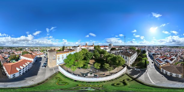 用无人机拍摄的葡萄牙埃武拉的贾尔丁·迪亚娜公园的360度航拍照片图片下载