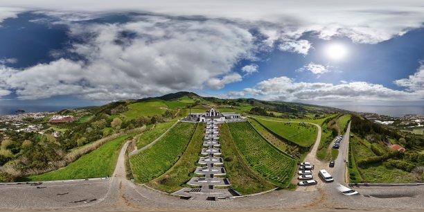 用无人机拍摄的圣米格尔岛维拉弗兰卡杜坎普的和平圣母教堂360度航拍照片，亚速尔群岛，葡萄牙图片下载