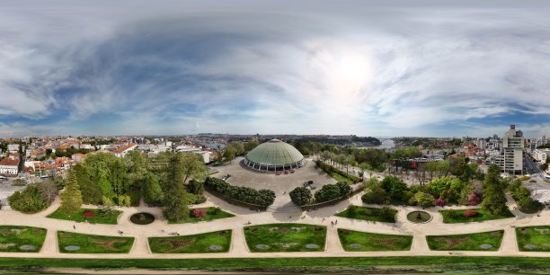 在葡萄牙波尔图的水晶宫花园上空拍摄的360度航拍照片，阳光明媚。图片下载