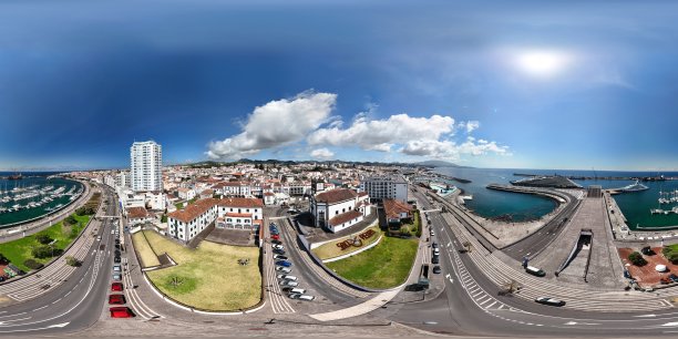 用无人机拍摄的圣彼得教堂360度航拍照片，位于葡萄牙亚速尔群岛圣米格尔岛的蓬塔德尔加达。图片下载