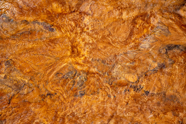 加拿大荒野中生锈的溪床与铁质排放的抽象视图。墙面艺术，桌面背景，抽象，自然照片作为壁纸。图片下载