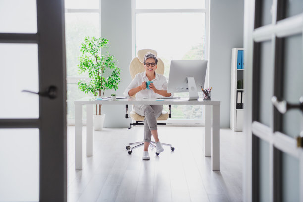 研究分析师女性全身照片，灰色头发，喝咖啡，休息时间，理性工作场所，背景为家庭办公室。图片下载