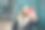 快乐的金发女性在现代城市背景下自拍。迷人的女性穿着时尚的服装，享受美好时光。高质量照片。图片下载
