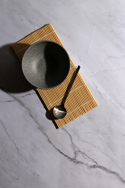 现代餐厅的木质厨房中，陶瓷咖啡碗的特写照片图片下载