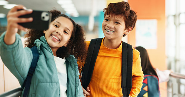 学校走廊，孩子们背着书包微笑自拍，学习的教室和学习。学生们，校园和孩子们的照片，用于社交媒体和教育，友谊和知识。图片下载