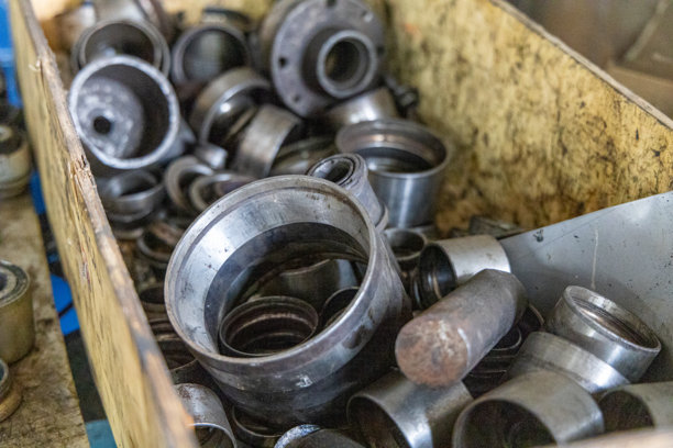 男人车库中各种必要工具和零件的特写照片。汽车检查和汽车服务店概念。各种类型的工具，特别是扳手。图片下载