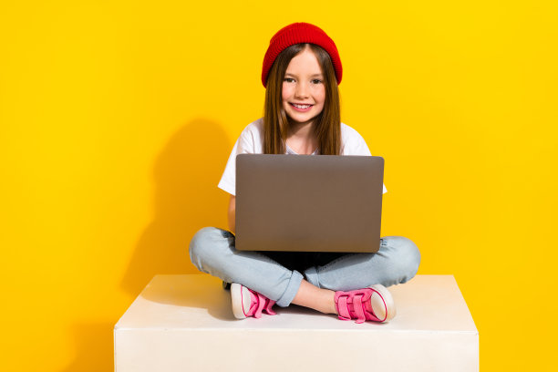 可爱小女孩的全身照片，穿着时尚的白色衣服，背景为黄色，适合用于Instagram、Telegram、Twitter和Facebook。图片下载