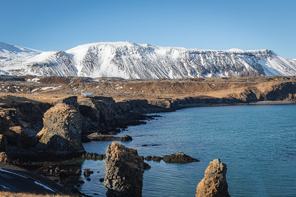 冰岛斯奈法尔斯半岛沿海的喀斯特地貌和山脉。照片拍摄于冬季的一天。图片下载