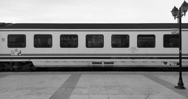 土耳其埃迪尔内车站和伊斯坦布尔火车的黑白照片。图片下载