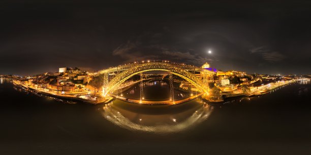 夜间全月照耀下，葡萄牙波尔图杜罗河上的路易斯一世大桥的360度无人机航拍照片图片下载