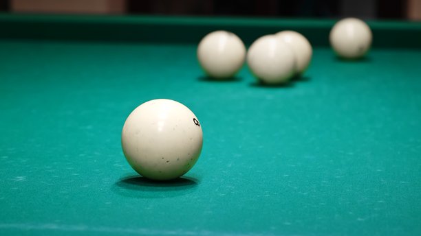绿色桌子上的白色台球特写。正在进行俄罗斯台球游戏。精准的击球。高质量照片。图片下载