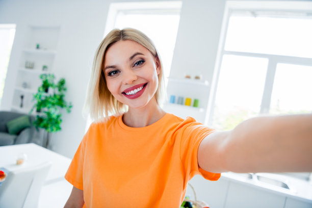 现代设计厨房中积极开朗的女士自拍肖像照片图片下载