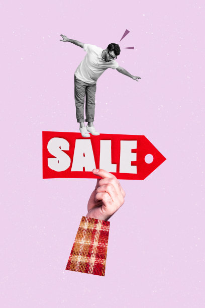 惊讶的男人站在黑色星期五促销海报前的垂直照片拼贴，背景为涂鸦风格。图片下载