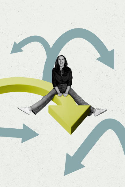 快乐老人的垂直照片拼贴，坐着，手指向下，表现经济衰退、破产和失败的概念，背景为涂鸦风格。图片下载