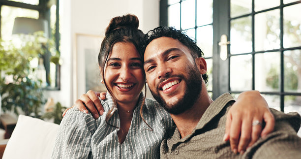 情侣在沙发上自拍、肖像和放松，适合社交媒体更新、个人资料照片发布和微笑。幸福、亲密和摄影，男人和女人在家中的客厅里享受爱与拥抱。图片下载