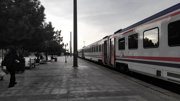 埃迪尔内火车站和伊斯坦布尔列车的图片。土耳其埃迪尔内。图片下载