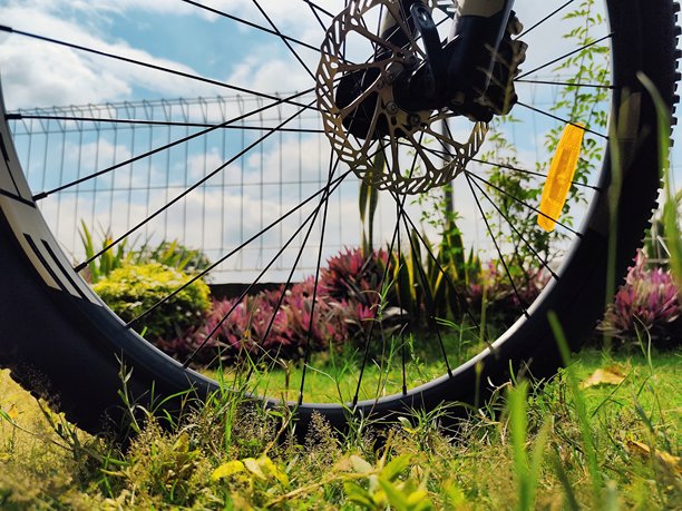 公园里停放的自行车特写照片图片下载