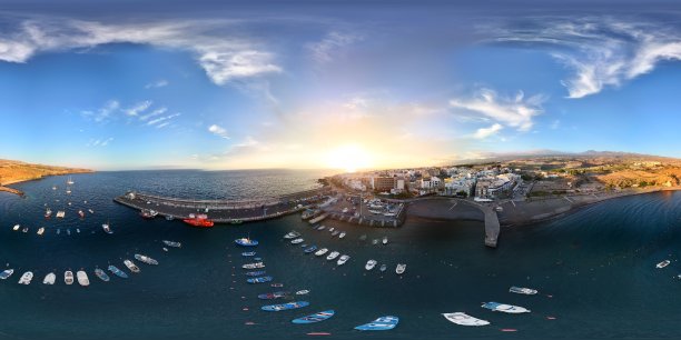 在西班牙特内里费岛圣胡安的日落时分，航拍的360度全景照片，展示了圣胡安码头和海滩。图片下载