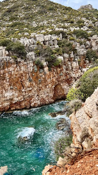 海湾的垂直照片，明亮的蓝色海水和岩石悬崖图片下载
