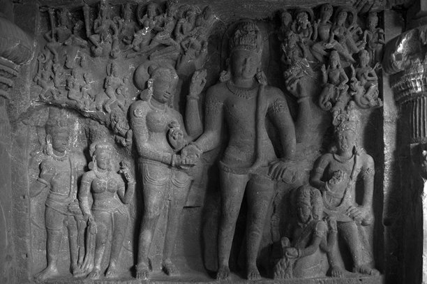 埃洛拉神庙中湿婆与帕尔瓦蒂婚礼场景的黑白浮雕照片图片下载
