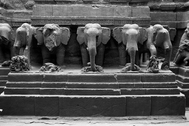 埃洛拉凯拉萨洞外墙上雕刻的装饰大象黑白照片图片下载
