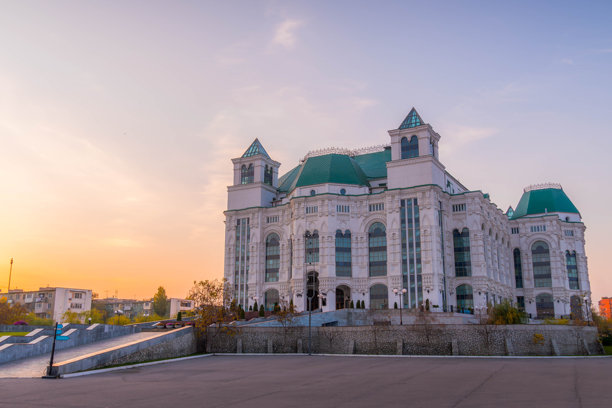 俄罗斯阿斯特拉罕歌剧院的照片，位于伏尔加地区，拥有美丽的建筑。图片下载