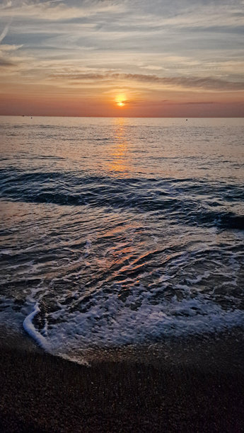 海洋与明亮的日出。概念 - 假期和旅行。竖版照片图片下载