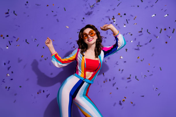 穿着时尚亮丽服装的疯狂无忧可爱女友，在紫色背景下参加复古主题派对的照片图片下载