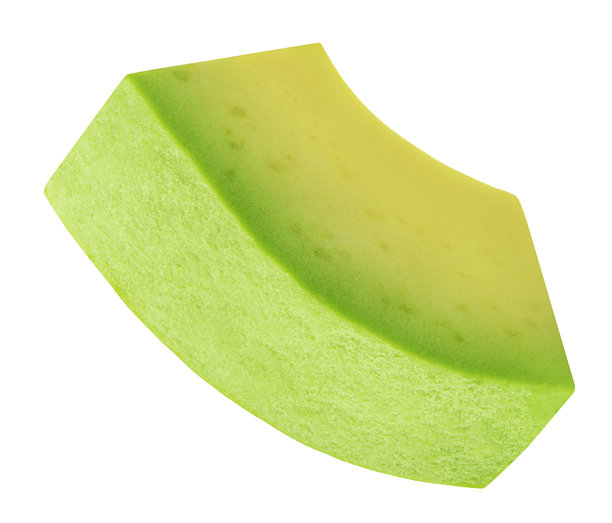 白色背景上的鳄梨切片。 有机鳄梨片正在下落。 鳄梨块在空中飞翔。 微距真实照片。 包装设计元素。图片下载