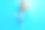 迷人的少女穿着彩色T恤和牛仔裤，在蓝色背景下用智能手机自拍的全身照片图片下载
