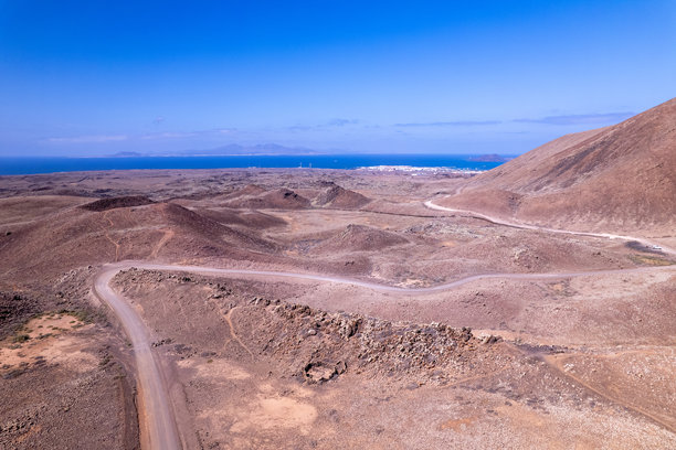 加那利群岛火山丘陵中的沙漠公路航拍照片图片下载