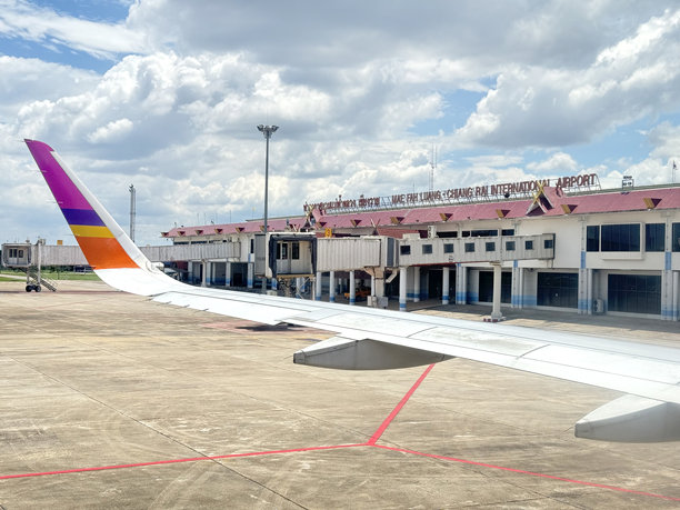 泰国清莱美法隆国际机场的照片。照片是在飞机内部拍摄的，准备从登机口起飞。图片下载