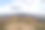 一群登山者在春季的明亮蓝天和蓬松白云下，沿着崎岖的山路下山，展现了比耶什查迪山脉的自然美。图片下载