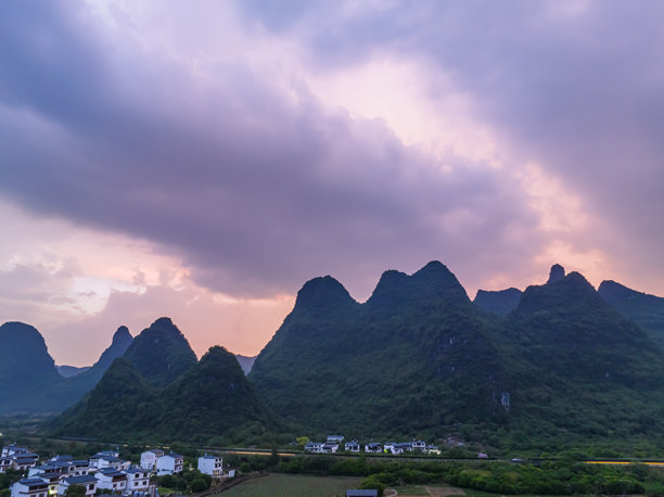 桂林阳朔的遇龙河夜景航拍照片，展示了金龙巡河的烟花表演，拍摄于无人机。图片下载