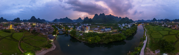 桂林阳朔的遇龙河夜景航拍照片，展示了金龙巡河的烟花表演，拍摄于无人机。图片下载