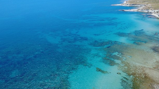 清澈海岸线与岩石悬崖的美丽航拍照片图片下载