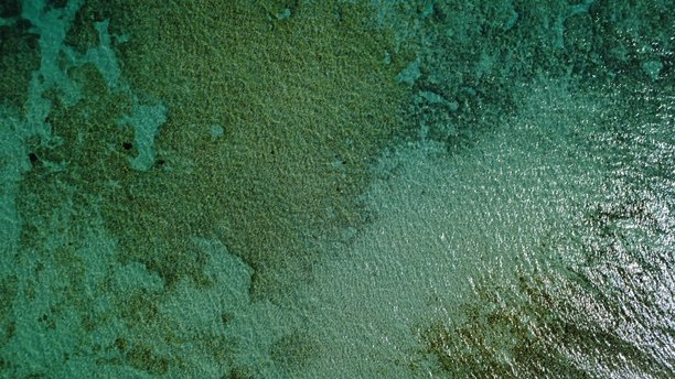 清澈海岸线与岩石悬崖的美丽航拍照片图片下载