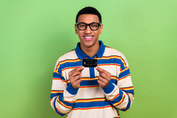 广告高端银行信用卡选项的照片肖像，宣传购物狂无线科技，背景为绿色。图片下载