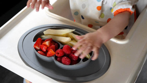 为婴儿准备的满盘水果，采用婴儿主导的辅食喂养方法图片下载