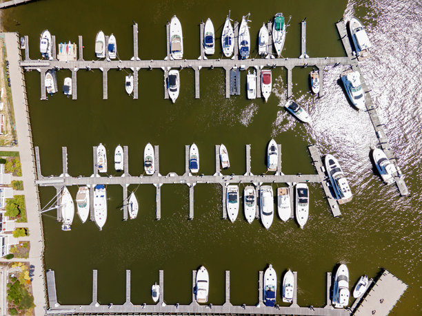 游艇码头和帆船的航拍照片。图片下载
