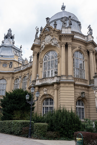 瓦伊达胡尼亚德城堡是匈牙利布达佩斯城市公园中的一座城堡，匈牙利农业博物馆。竖版图片图片下载