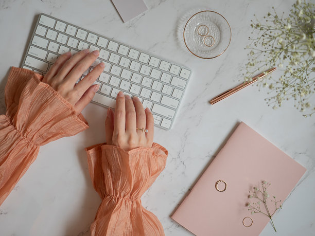 女性化的粉彩色大理石电脑桌面视图，适合女性的可爱桌面图片图片下载