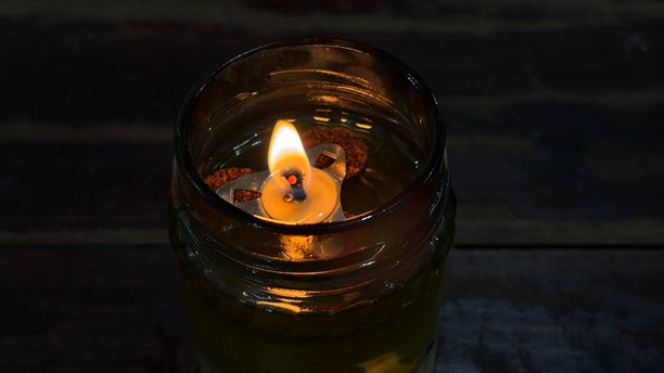 蜡烛和燃烧的火焰用来驱赶苍蝇的照片图片下载