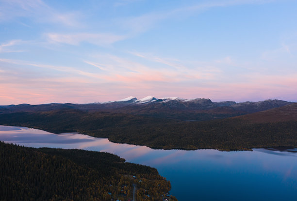 瑞典北部的秋天，马尔斯菲耶特沿着瓦斯特博滕县的荒野公路的航拍风景照片，这是一个美丽的瑞典旅游目的地。图片下载