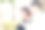 在福冈的公园春天里，一位三十多岁的妈妈与她三岁的儿子和六个月大的女婴坐在一起，笑容满面。这张照片展现了春季环境中一个宁静而温馨的家庭时刻。图片下载