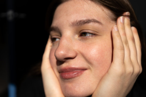 美丽女性的面部特写，微笑 - 股票照片图片下载