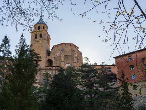 西班牙特鲁埃尔阿尔巴拉辛的圣萨尔瓦多大教堂照片图片下载